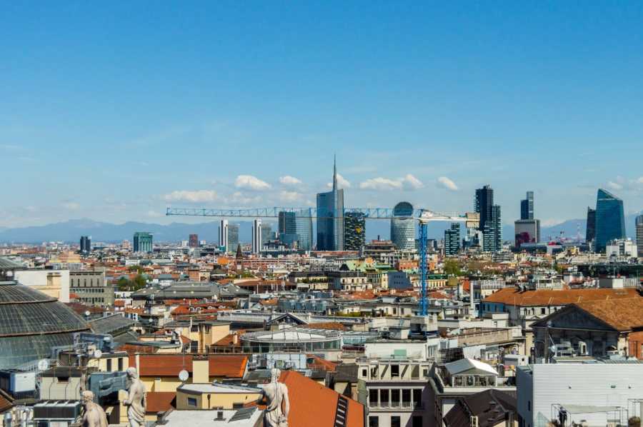 Settore delle recenti edificazioni in Italia: i costi sono cresciuti del 4,9% nei primi sei mesi del 2026. Gli scambi di nuove residenze hanno evidenziato una dinamica positiva nel primo periodo dell'anno (+8,6% in tutto il Paese). Milano e Roma hanno confermato la loro posizione di città più costose, mentre Bologna ha segnato un incremento eccezio