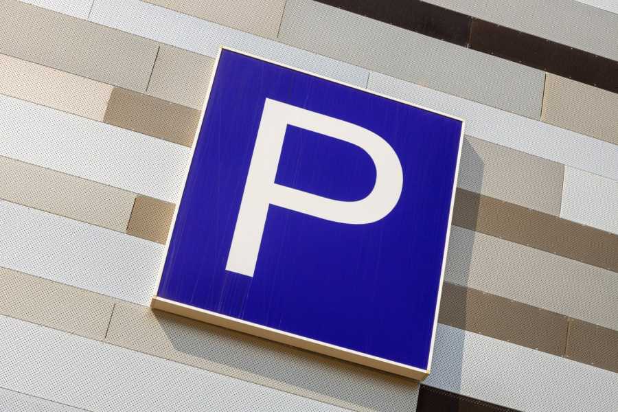 Nuove norme per il posteggio in Italia: limiti temporali adattabili, doppie tariffe e sanzioni per i ticket scaduti.