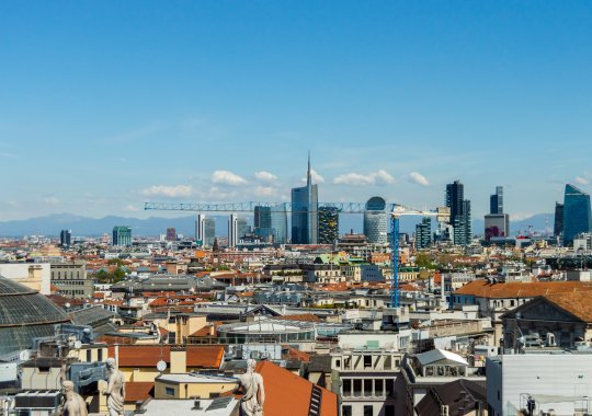 Settore delle recenti edificazioni in Italia: i costi sono cresciuti del 4,9% nei primi sei mesi del 2026. Gli scambi di nuove residenze hanno evidenziato una dinamica positiva nel primo periodo dell'anno (+8,6% in tutto il Paese). Milano e Roma hanno confermato la loro posizione di città più costose, mentre Bologna ha segnato un incremento eccezio