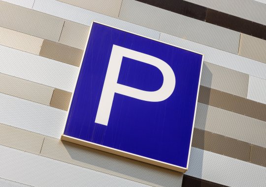 Nuove norme per il posteggio in Italia: limiti temporali adattabili, doppie tariffe e sanzioni per i ticket scaduti.
