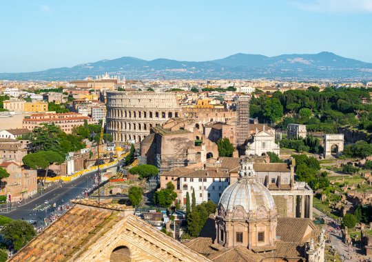Il settore delle proprietà di prestigio in Italia eccede le tendenze mondiali: in che modo Milano e Roma stanno gestendo l'instabilità economica.