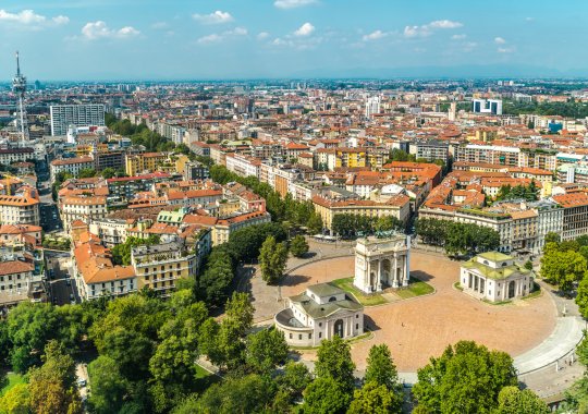 Milano per i non impegnati, Napoli per coloro che investono, Bologna per l'ambiente: trend nel settore immobiliare 2025-2026.