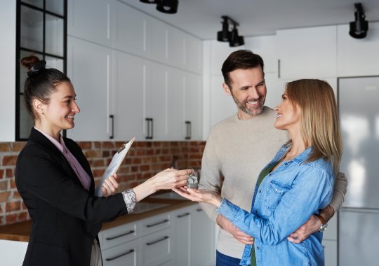 Come comprare una casa con un prestito garantito in modo sicuro e evitare di trovarsi a corto di denaro: pericoli e suggerimenti da parte di un professionista del diritto.