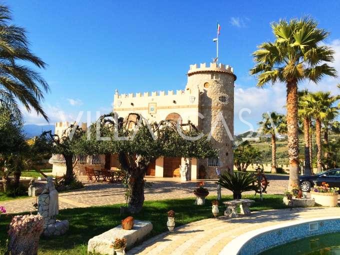 Acquisto di un castello-villa in Liguria, Italia.