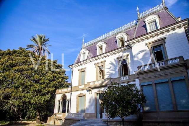 Villa sul mare a Sanremo con un tocco storico.