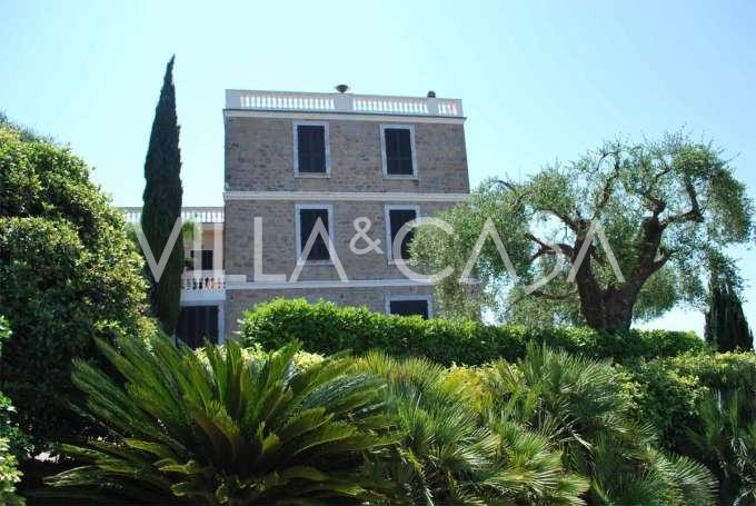 Una tenuta di alto livello con un parco in Liguria, a Bordighera.