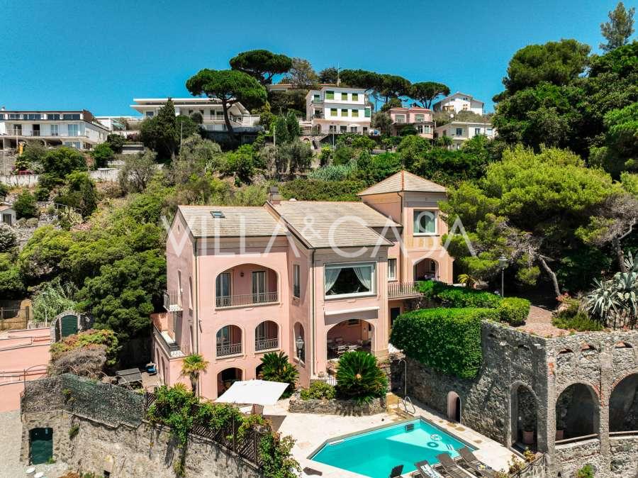 Villa in vendita sulla prima linea di costa in Liguria