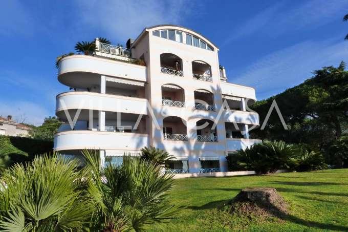 Appartamento con vista sul mare in una villa a Sanremo.