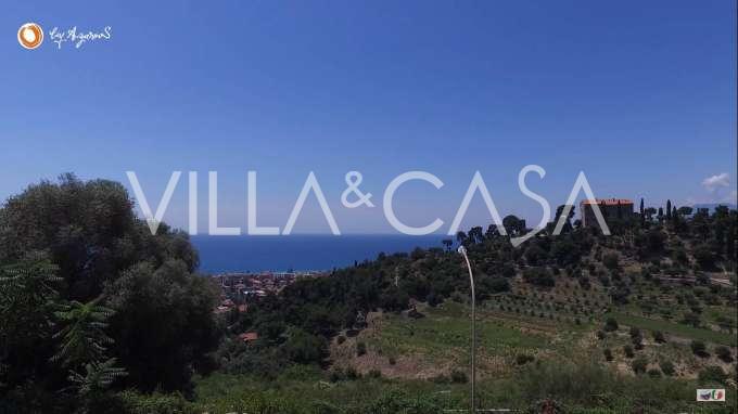 Il terreno con il progetto di una villa e vista sul mare a Bordighera.