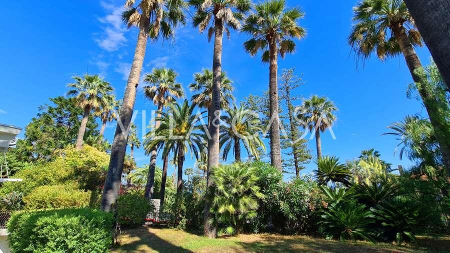 Nel centro della città di Sanremo c'è una villa.