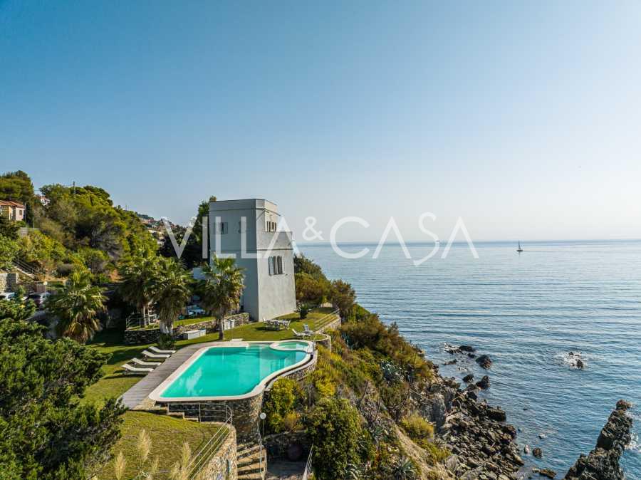 Villa con spiaggia privata in Liguria.