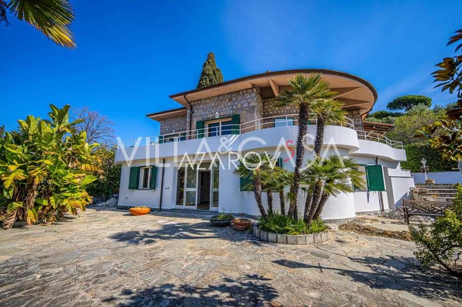 Villa a Bordighera con vista su Monaco e sul mare.