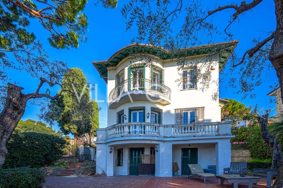 Viene venduta una villa inglese a Bordighera.