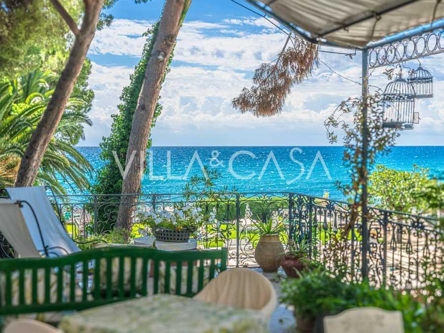 Villa di lusso con accesso diretto alla spiaggia a Diano Marina.