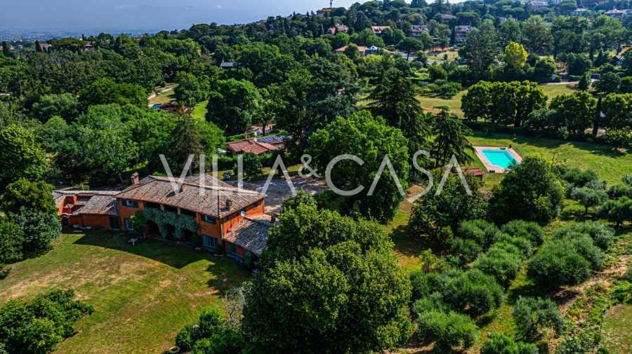 Villa con storia e piscina a Grottaferrata