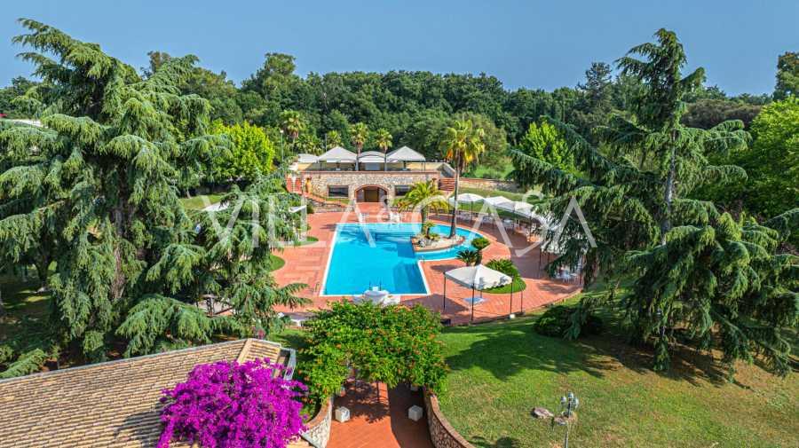 Villa di lusso con piscina e parco a Latina.
