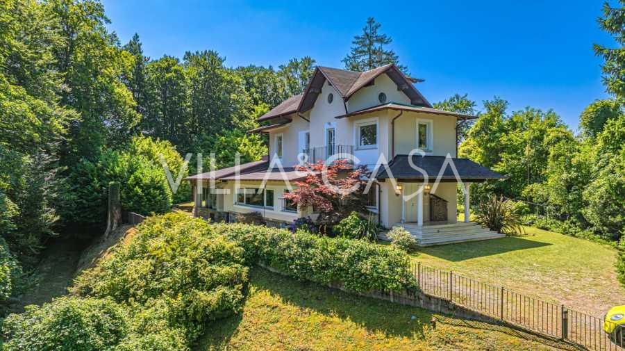Villa di lusso vicino al Lago Maggiore a Stresa in vendita.
