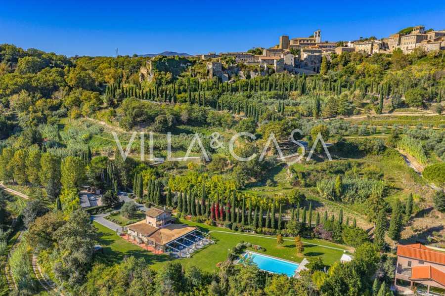 Agriturismo di lusso con piscina e maneggio nella regione Lazio.