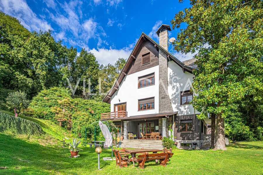 In vendita villa di lusso ad Arona, lago Maggiore.