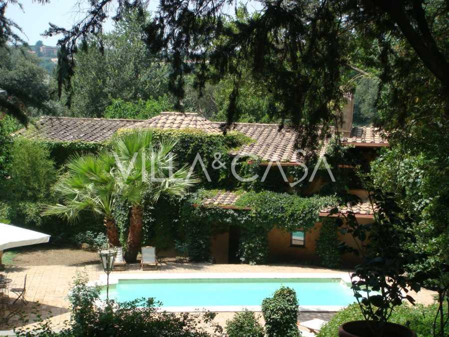 Villa storica in affitto in una prestigiosa residenza a Roma.