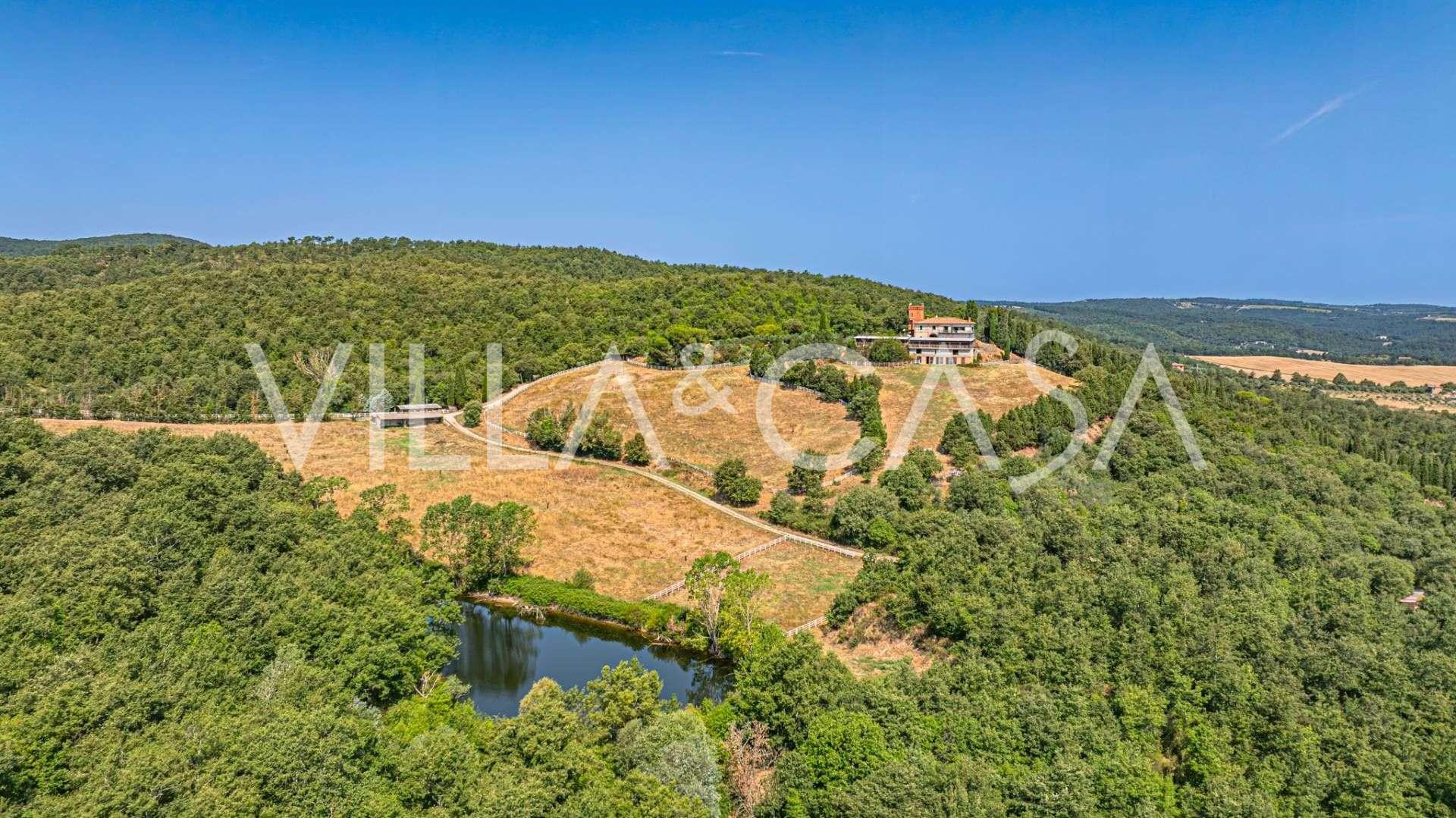 Castello con complesso equestre e tenuta in vendita in Toscana