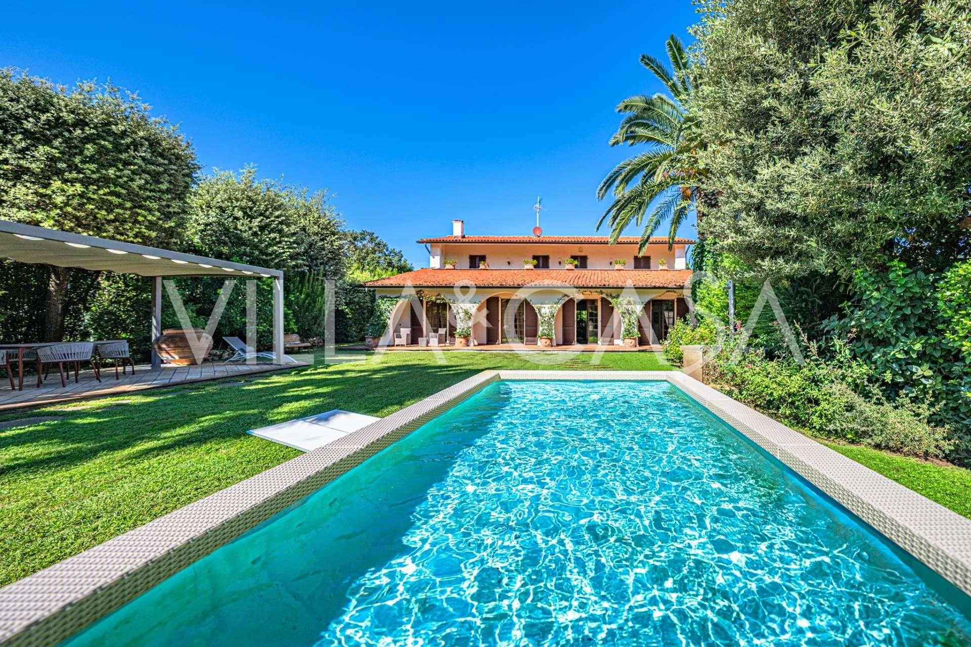 Villa di lusso con giardino vicino al mare nella regione Tirrenica