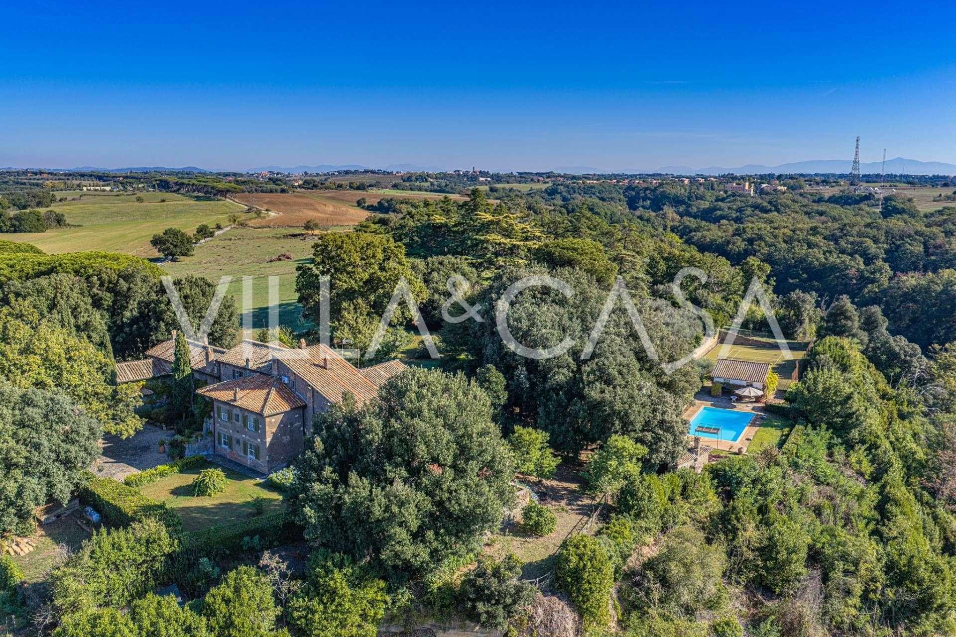 Vendita di un'antica villa con campo da tennis e piscina nei pressi di Roma