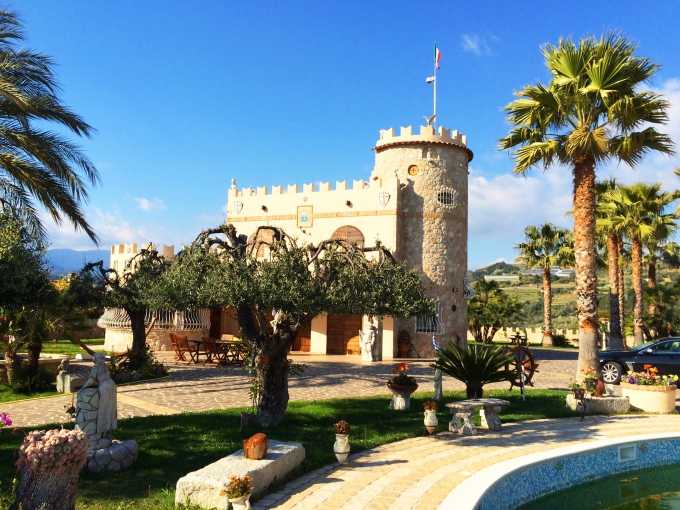 Acquisto di un castello-villa in Liguria, Italia.