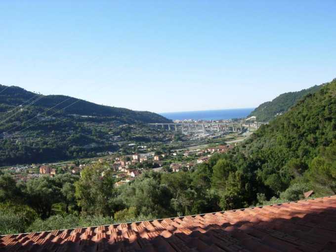 Villa con vista sul mare e giardino di frutta a Camporosso.