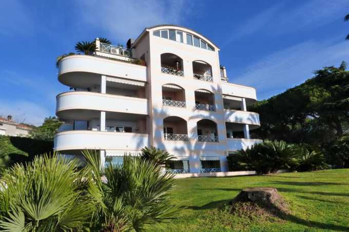 Appartamento con vista sul mare in una villa a Sanremo.