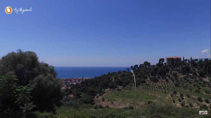 Il terreno con il progetto di una villa e vista sul mare a Bordighera.