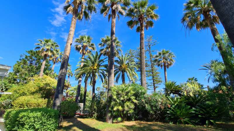 Nel centro della città di Sanremo c'è una villa.