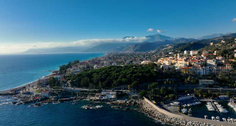 Casa a due piani con giardino a Bordighera.