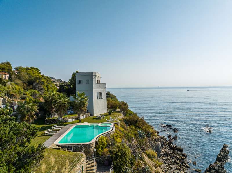 Liguria: villa con spiaggia privata
