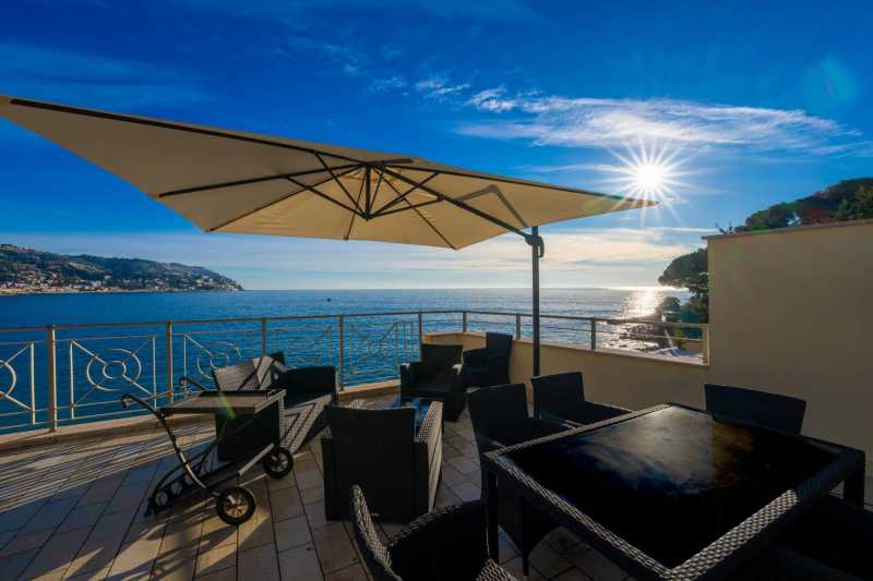 In vendita un appartamento con vista sulla spiaggia a Bordighera.