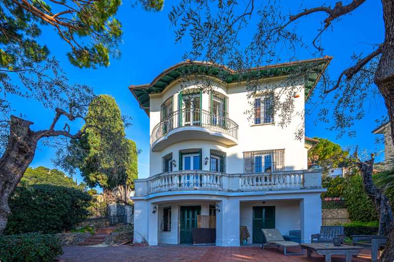 Viene venduta una villa inglese a Bordighera.