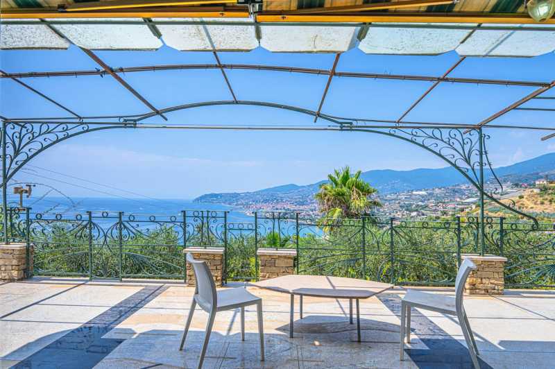 Villa con vista sul mare a Sanremo