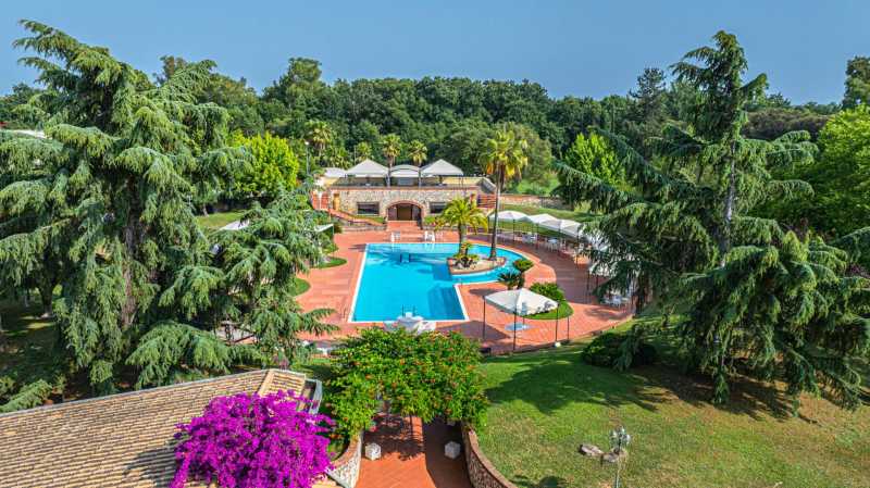 Villa di lusso con piscina e parco a Latina.