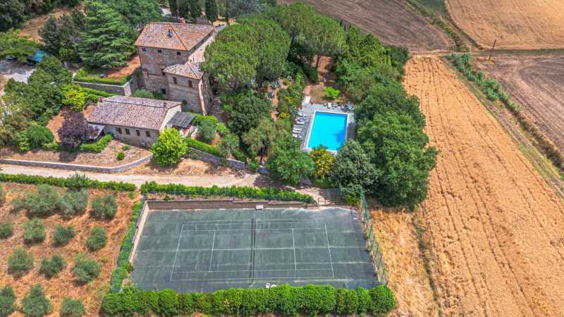 Raffinato agriturismo in vendita a Perugia.