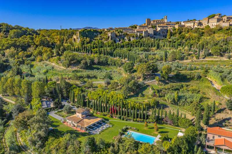 Complesso agrituristico di lusso con piscina e club ippico nella regione del Lazio.