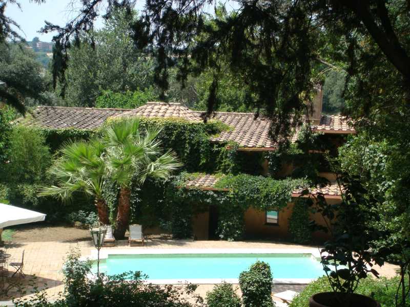 Villa storica in affitto in una prestigiosa residenza a Roma.