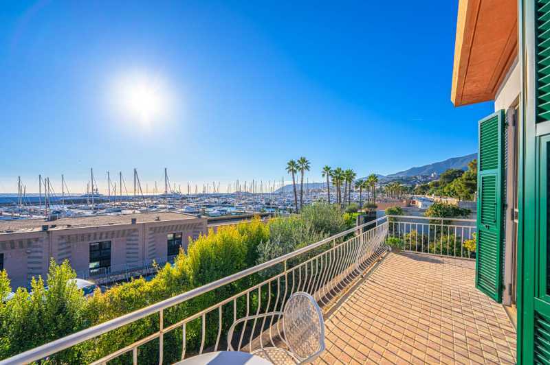 È in vendita un'elegante villa sul mare a Sanremo.