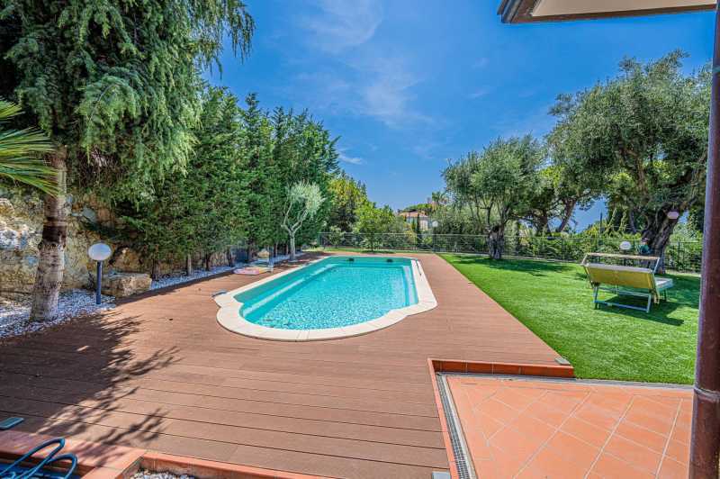 Affitto di una villa con vista sul mare a Bordighera.