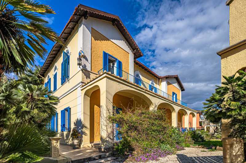 In vendita villa sul mare a Santa Marinella.