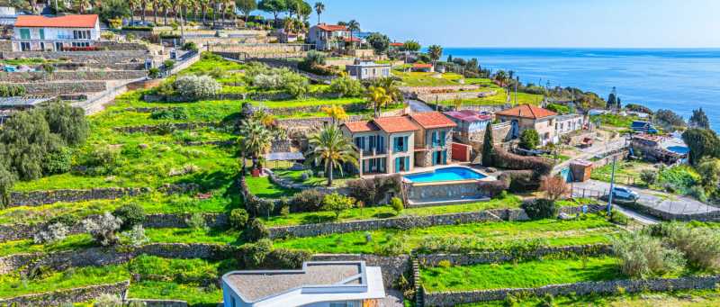 In vendita casa sul mare a Bordighera.