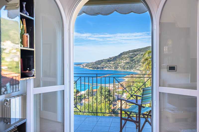 Attico con vista mare a Ospedaletti in vendita
