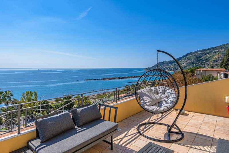 Vendita di una splendida villa al mare a Ospedaletti