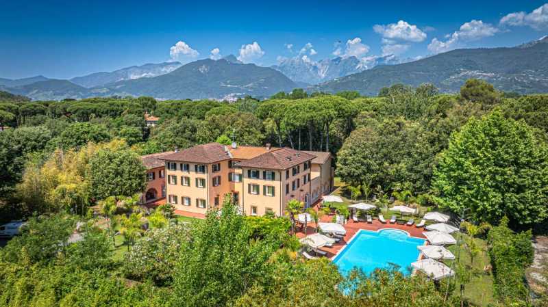 In vendita splendida villa-hotel sulla costa toscana