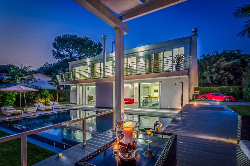 Villa nuova in vendita sulla costa vicino a Forte dei Marmi