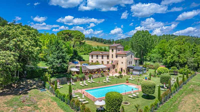 Vendita di un'imponente villa storica nei pressi di San Gimignano